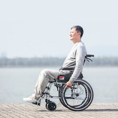 鱼跃轮椅车H053C加强铝合金可折叠折背轻便用手动轮椅图4