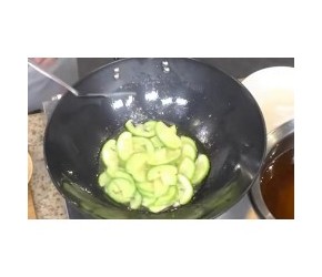 营养美食“白油丝瓜”，自己在家就能吃到的美食