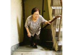 膝盖总发热、肿胀，走路时还加重？别总当劳损，关节炎要早点排查