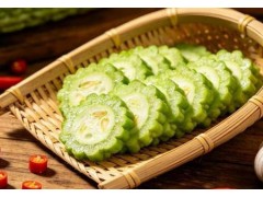 中老年夏季养生首选，苦瓜这样做，不苦还营养