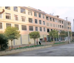 旅居安顺，选择城郊，山势平缓，生活简单