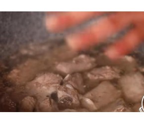​秋季养生​​必备，莲藕排骨汤清香粉糯​